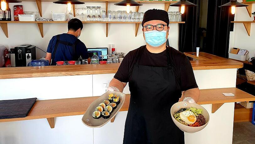 Kyung-Min Hwang mit dem sushiähnlichen Kimbap und Bibimbap. Kyung-Min Hwang mit dem sushiähnlichen Kimbap und Bibimbap.