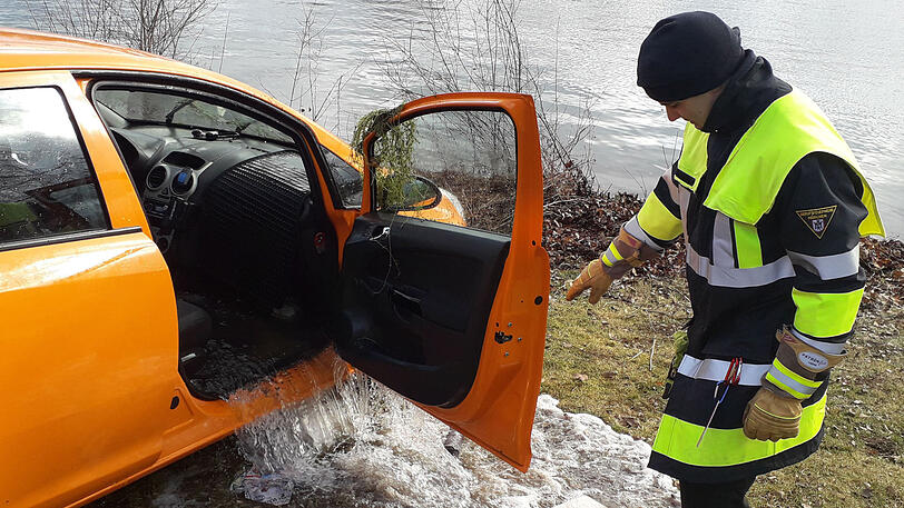 Tür auf, Wasser raus: Das Auto des Baureferats, das zuvor im Feldmochinger See versenkt wurde.