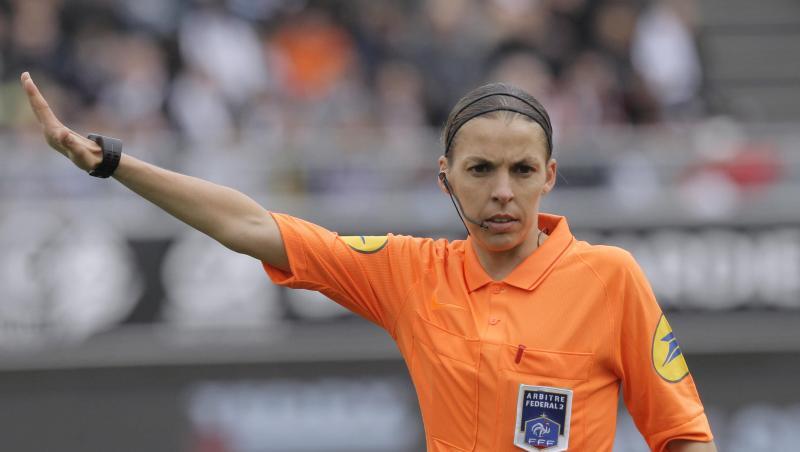 Schiedsrichterin Stéphanie Frappart wird den UEFA-Supercup leiten. Schiedsrichterin Stéphanie Frappart wird den UEFA-Supercup leiten.