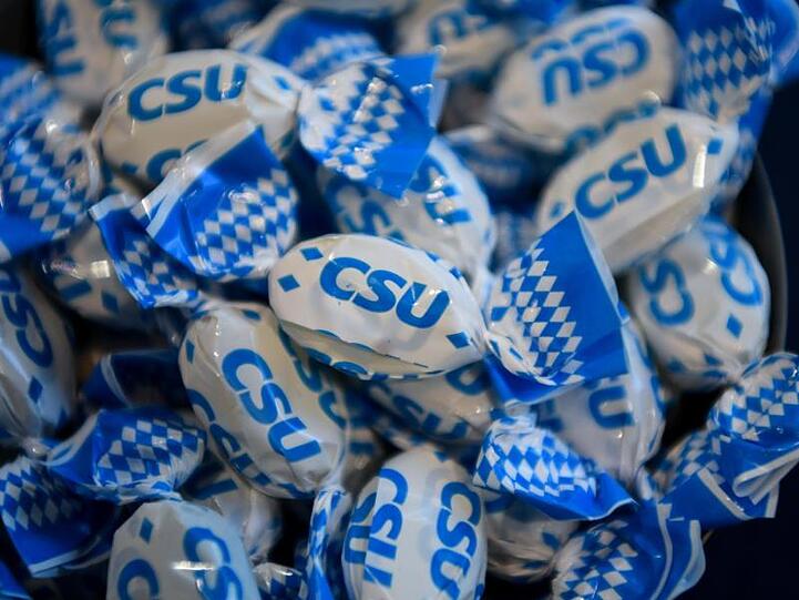 Bonbons mit dem Logo der CSU liegen auf einem Tisch. Foto: Sven Hoppe/Archiv