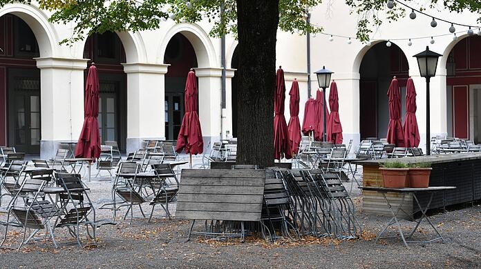 Mieses Wetter, leere Tische: So war das am Dienstag vor Münchens Lokalen - wird es nun monatelang oft so sein?