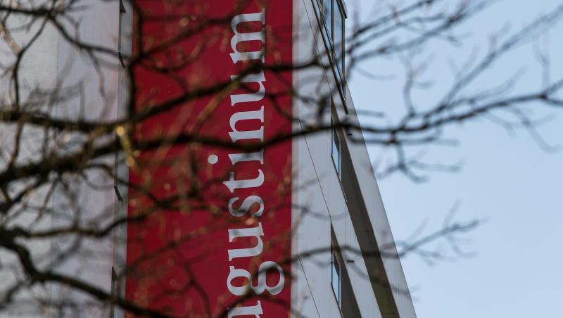 Das Schild des Altenheim-Betreibers Augustinum ist an der Zentrale des Unternehmens zu sehen.