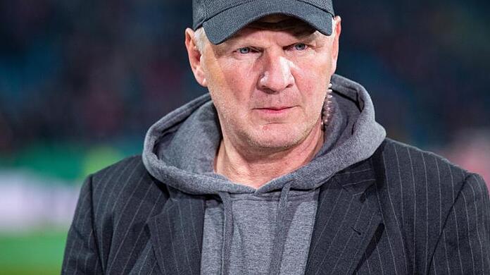Stefan Effenberg sieht seine früheren Teamkollegen Oliver Kahn und Hasan Salihamidzic beim FC Bayern vor "Mega-Herausforderungen". (Archivbild) 