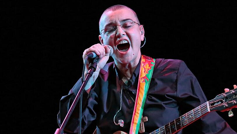 Sinéad O'Connor, hier bei einem Auftritt. Die irische Sängerin ist mit nur 56 Jahren verstorben.