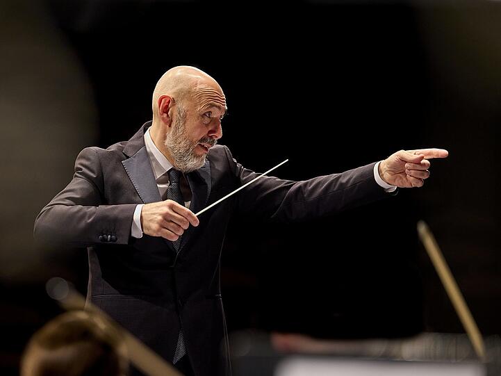 Enrico Onofri wurde 1967 in Ravenna geboren. Er war Geiger in verschiedenen Ensembles für Alte Musik, zuletzt Konzertmeister von Il giardino armonico.