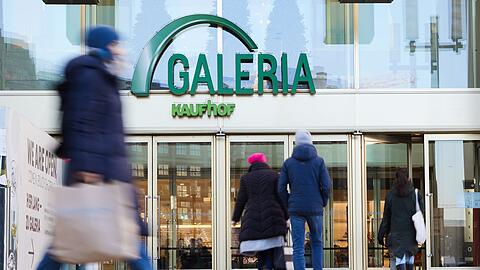 Der insolvente Warenhauskonzern Galeria Karstadt Kaufhof (GKK) ist nach eigenen Angaben bis zum Spätsommer durchfinanziert.