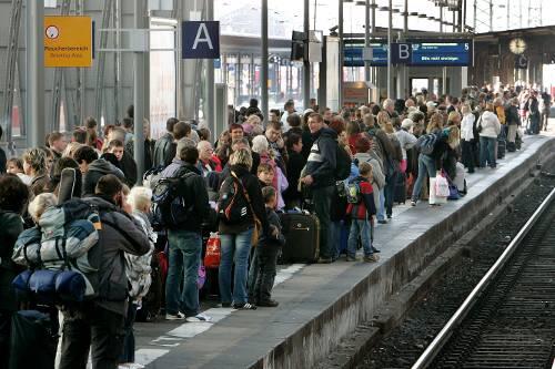 Hunderte von Fahrgästen warten auf einem Bahnsteig auf einen Ersatzzug.