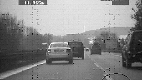 Das Foto der Polizei zeigt die fiese Drängel-Attacke. Das Foto der Polizei zeigt die fiese Drängel-Attacke.
