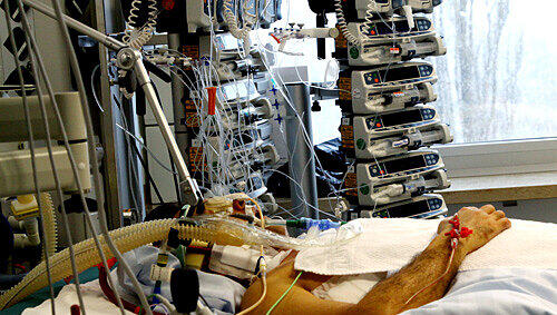 Beatmung per Herz-Lungen-Maschine: Ein Patient auf der Intensivstation des Uniklinikums Großhadern. Beatmung per Herz-Lungen-Maschine: Ein Patient auf der Intensivstation des Uniklinikums Großhadern.