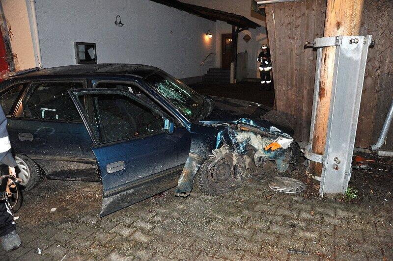 Fünf junge Männer waren schwer betrunken mit dem Wagen unterwegs. An dem Maibaum endete ihre Fahrt.