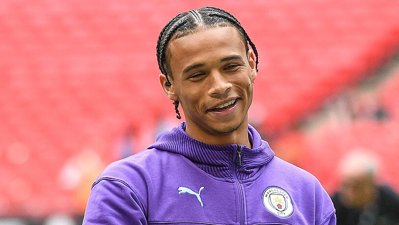 Leroy Sané ist nach dem Spiel wieder bei den Teamkollegen. Leroy Sané ist nach dem Spiel wieder bei den Teamkollegen.