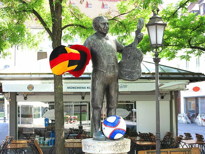 WM-Fieber in der Stadt: AZ-Leser Djordje Matkovic und seine schwarz-rot-goldenen Fotos.