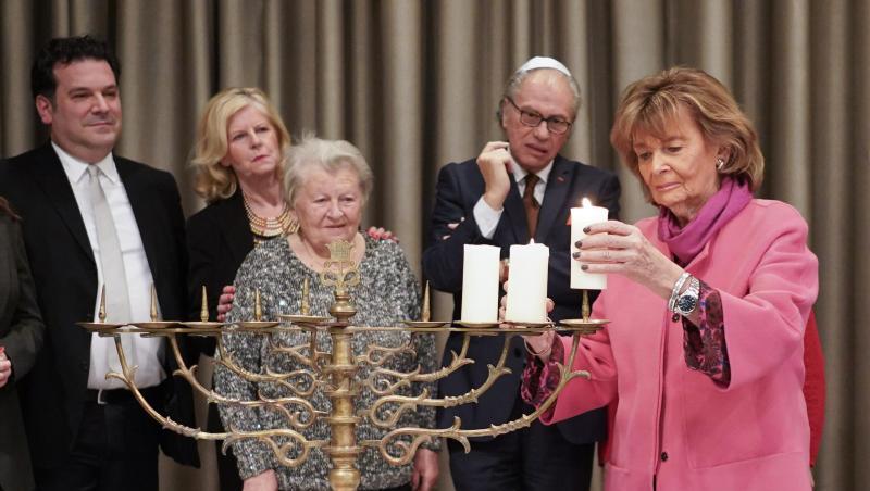 Charlotte Knobloch (r.) bei der International Holocaust Survivors Night 2018. Foto: Jörg Carstensen/dpa Charlotte Knobloch (r.) bei der International Holocaust Survivors Night 2018. Foto: Jörg Carstensen/dpa