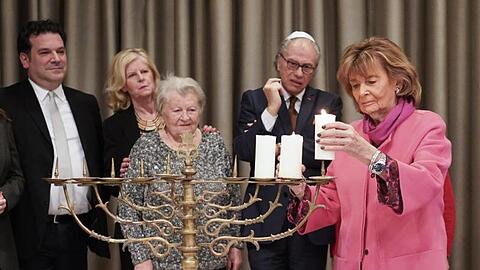 Charlotte Knobloch (r.) bei der International Holocaust Survivors Night 2018. Foto: Jörg Carstensen/dpa