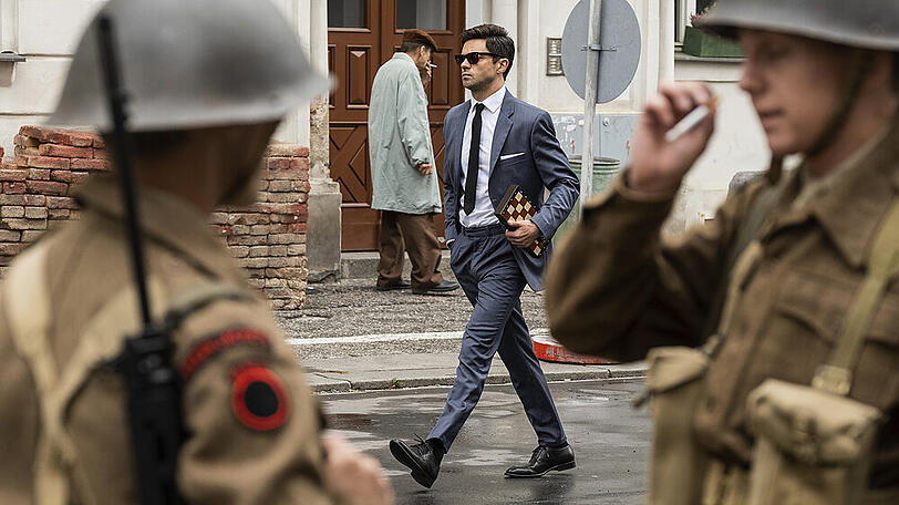 Dominic Cooper in bester Bond-Manier.
