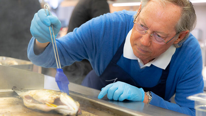 Prof. Mang bei der Zubereitung eines Loup de Mer im italienischen Restaurant Schuppen 13 in Langenargen (seinem Lieblingsrestaurant). Prof. Mang bei der Zubereitung eines Loup de Mer im italienischen Restaurant Schuppen 13 in Langenargen (seinem Lieblingsrestaurant).