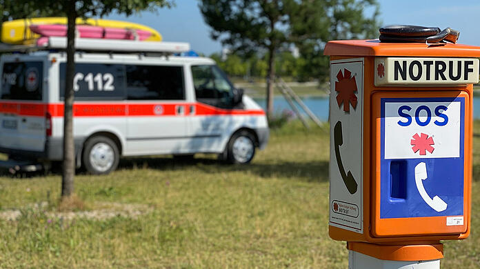 Die Rettungskräfte können über eine direkt am See platzierte Notrufsäule alarmiert werden.