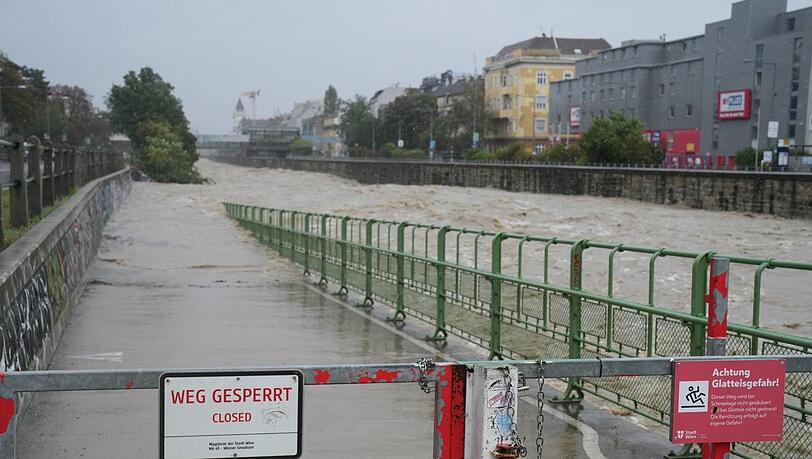 Blick auf den Hochwasser führenden Wienfluss, ein Nebenfluss der Donau. Das unwetterbedingte Hochwasser hat nun auch die Bundeshauptstadt erreicht. Blick auf den Hochwasser führenden Wienfluss, ein Nebenfluss der Donau. Das unwetterbedingte Hochwasser hat nun auch die Bundeshauptstadt erreicht.