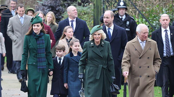 Die britischen Royals, darunter Prinzessin Kate, Prinz William und König Charles, haben sich für den weihnachtlichen Gottesdienst herausgeputzt.