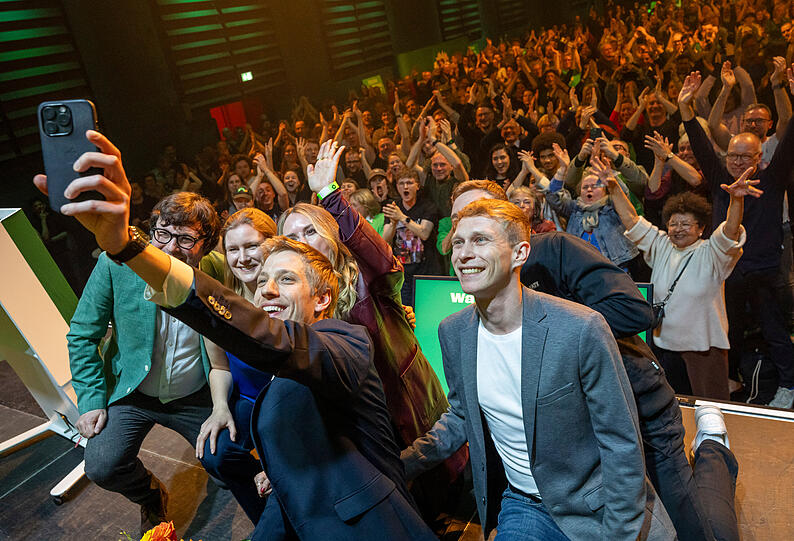 Dominik Krause (vorne, B&uuml;ndnis 90/Die Gr&uuml;nen), Zweiter B&uuml;rgermeister von M&uuml;nchen, feiert auf der Wahlparty der Gr&uuml;nen.