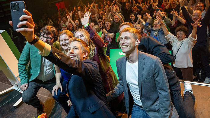 Dominik Krause (vorne, B&uuml;ndnis 90/Die Gr&uuml;nen), Zweiter B&uuml;rgermeister von M&uuml;nchen, feiert auf der Wahlparty der Gr&uuml;nen.