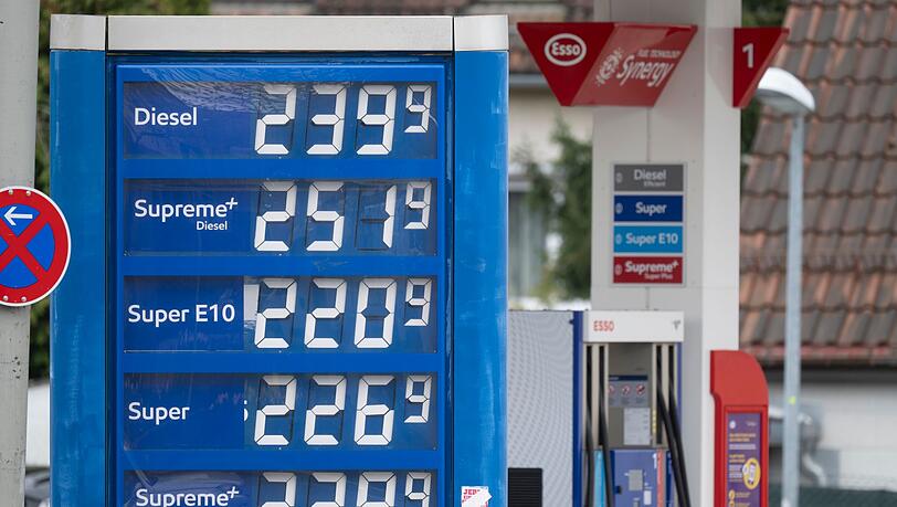 Die Spritpreise steigen weiter - Superbenzin der Sorte E10 ist nur noch eine Winzigkeit vom Allzeithoch entfernt. (Archivbild)