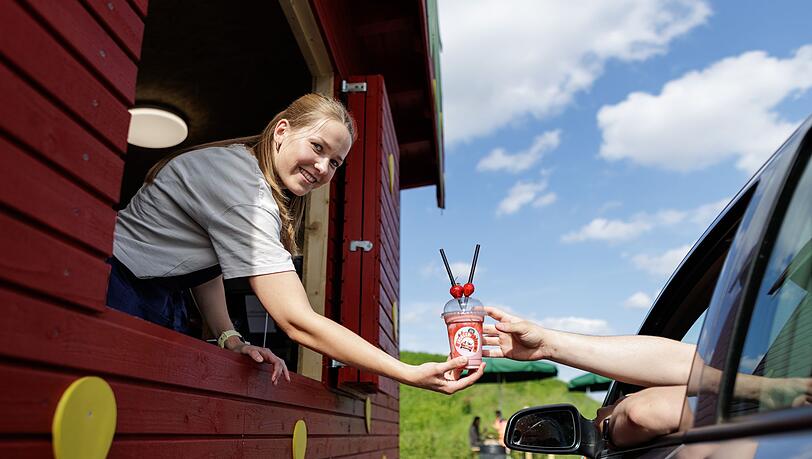 Neben frischen Erdbeeren gibt es auch Eis und Milchshakes im Erdbeer-Drive-in. Neben frischen Erdbeeren gibt es auch Eis und Milchshakes im Erdbeer-Drive-in.