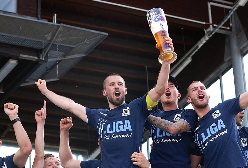 Felix Weber feiert mit Bier den Aufsteig mit dem TSV 1860 in die Dritte Liga im Sommer 2018. Felix Weber feiert mit Bier den Aufsteig mit dem TSV 1860 in die Dritte Liga im Sommer 2018.
