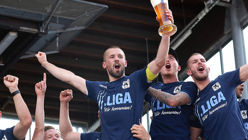 Felix Weber feiert mit Bier den Aufsteig mit dem TSV 1860 in die Dritte Liga im Sommer 2018. Felix Weber feiert mit Bier den Aufsteig mit dem TSV 1860 in die Dritte Liga im Sommer 2018.