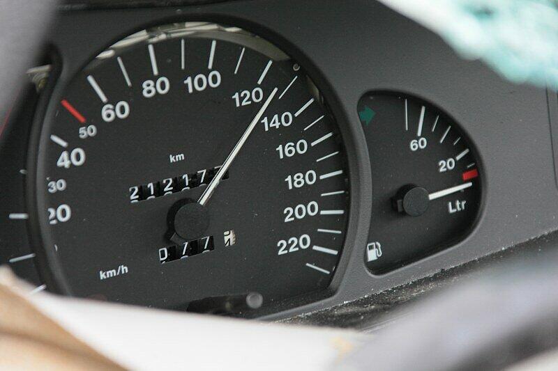 Ein 70 Jahre alter Autofahrer ist am Donnerstag bei einem Unfall auf der Autobahn 94 nahe Poing in Oberbayern ums Leben gekommen. Der Mann übersah das Ende eines Staus.