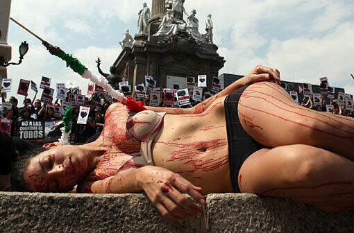 In Mexico City haben zahlreiche Tierschützer mit einer spektakulären Aktion gegen Stierkämpfe protestiert - die Bilder.