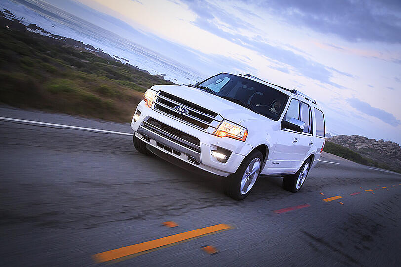 Der Ford Expedition zeigt sich als großzügig dimensionierter Van mit dem Charme einer Schrankwand.