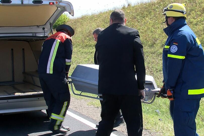 Horror-Unfall in Unterfranken: Bei dem Frontal-Crash kommen zwei Menschen ums Leben.