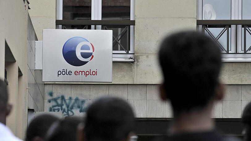 Arbeitslose vor einer Nationalen Agentur für Arbeit (Pole Emploi) in Paris.