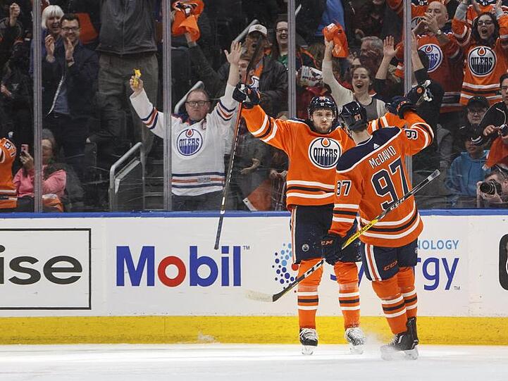 Leon Draisaitl (l) feiert mit Oilers-Kapitän Connor McDavid seinen Treffer.