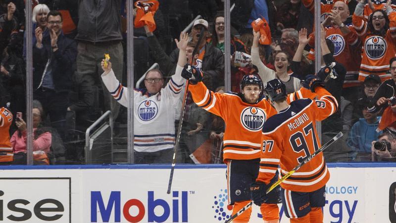 Leon Draisaitl (l) feiert mit Oilers-Kapitän Connor McDavid seinen Treffer. Leon Draisaitl (l) feiert mit Oilers-Kapitän Connor McDavid seinen Treffer.