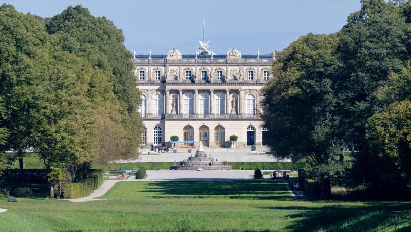 Das Schloss Herrenchiemsee auf der Herreninsel im Chiemsee. Das Schloss Herrenchiemsee auf der Herreninsel im Chiemsee.