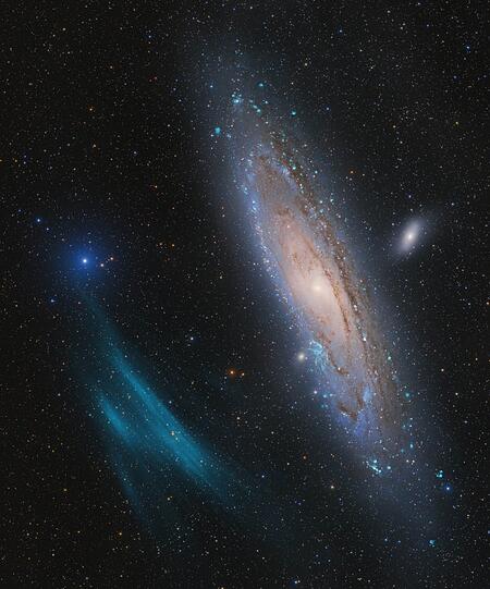 Gesamtgewinner: Marcel Drechsler, Xavier Strottner und Yann Sainty sind mit dieser Aufnahme an der Spitze gelandet. Das Besondere: Sie haben damit einen riesigen Plasmabogen neben der Andromeda-Galaxie entdeckt. Zum Bild heißt es: "Wie sieht ein Entdeckungsbild aus? Es handelt sich meist um ein verschwommenes Schwarz-Weiß-Bild, das einen fast unsichtbaren, schwachen Punkt oder ein für uns unverständliches Spektrum darstellt. Diesmal war dies jedoch nicht der Fall."