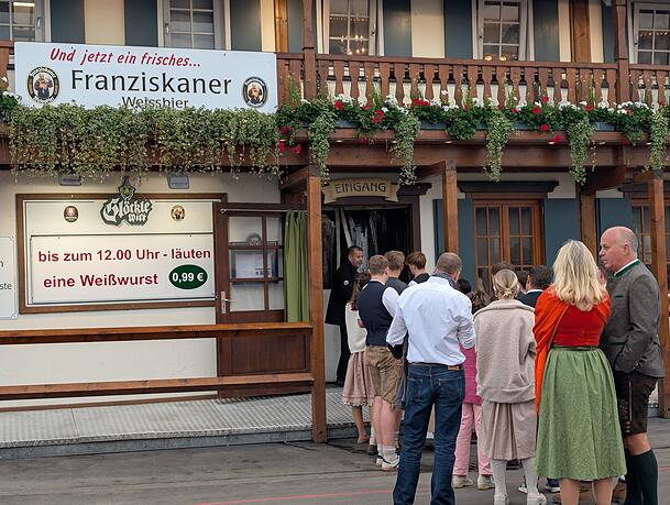 Die Wiesn-Besucher stehen schon vormittags Schlange vor dem Glöckle Wirt. Die Wiesn-Besucher stehen schon vormittags Schlange vor dem Glöckle Wirt.