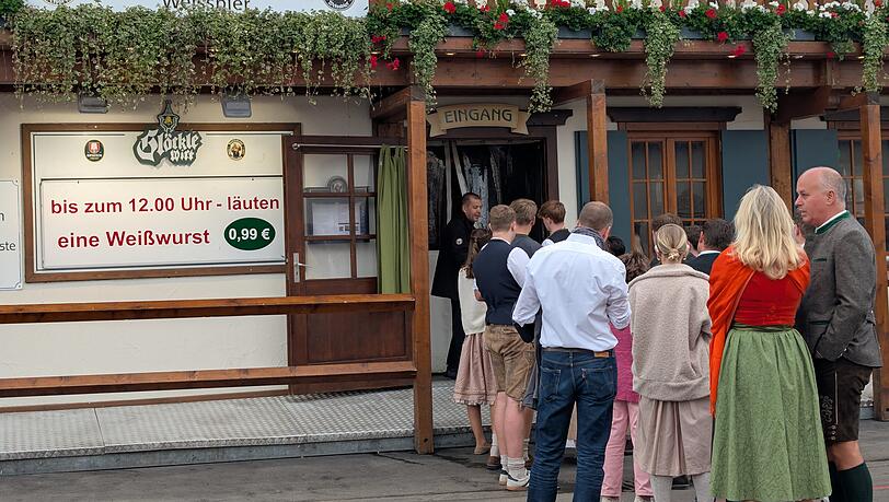 Die Wiesn-Besucher stehen schon vormittags Schlange vor dem Glöckle Wirt. Die Wiesn-Besucher stehen schon vormittags Schlange vor dem Glöckle Wirt.