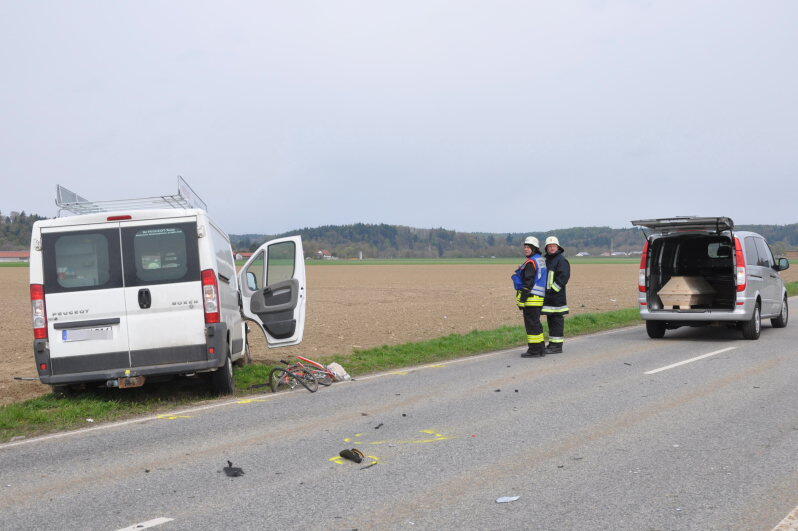 Am Mittwochnachmittag ereignete sich zwischen Erharting und Winhöring ein tödlicher Verkehrsunfall. Ein Radfahrer wurde von einem Kastenwagen frontal erfasst und stirbt noch an der Unfallstelle.