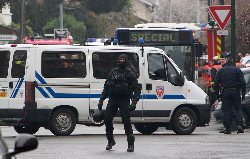 Der mutmaßliche Serienmörder von Toulouse ist nach Angaben von Präsident Nicolas Sarkozy identifiziert. Der schwer bewaffnete Verdächtige hat sich in einem Mehrfamilienhaus verschanzt, dessen Bewohner gegen Mittag evakuiert wurden.