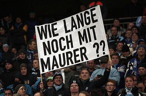 Schon bevor die Niederlage gegen Köln besiegelt war, sprechen diese Fans vielen anderen Löwen-Anhängern aus dem Herzen. Die Fans sind sauer auf Maurer.