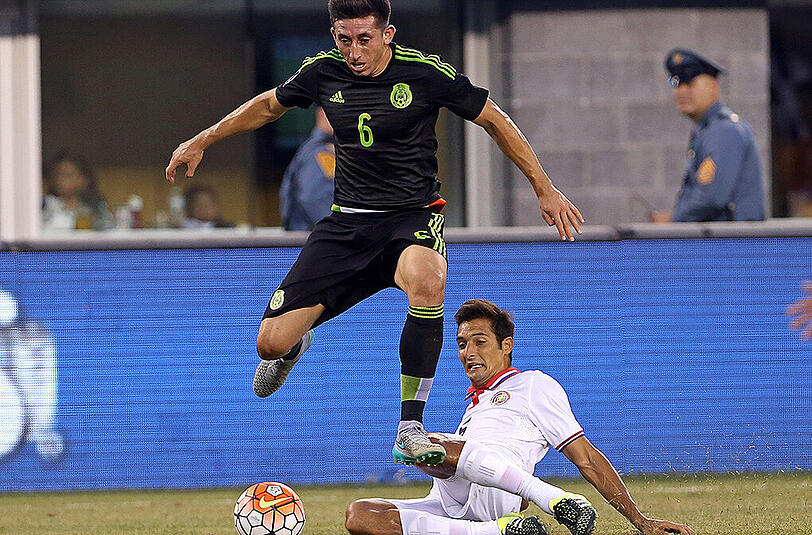 Mexikos Hector Herrera (links) im Duell mit dem Costa-Ricaner Celso Borges.