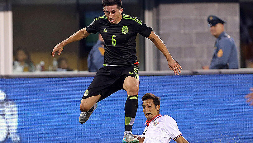Mexikos Hector Herrera (links) im Duell mit dem Costa-Ricaner Celso Borges. Mexikos Hector Herrera (links) im Duell mit dem Costa-Ricaner Celso Borges.