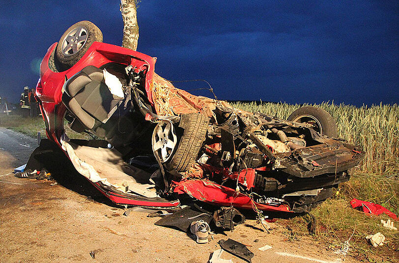 Ein verunfallter Pkw liegt auf einer Straße zwischen Weikersheim und Röttingen auf der Straße. Bei dem Unfall wurden zwei Menschen getötet und drei weitere schwer verletzt.