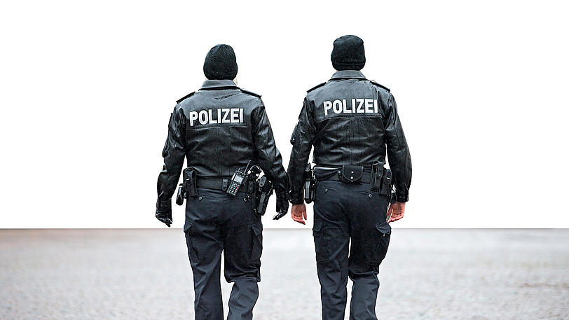 Zwei Polizisten auf Streife.