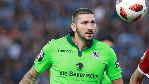 Münchner Duell: Sascha Mölders (li.) vom TSV 1860 gegen Haching-Verteidiger Christoph Greger.