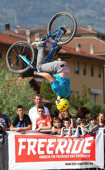 Höher, schneller, weiter - das sind die Bilder vom King of Dirt beim Riva Bike Festival 2013.