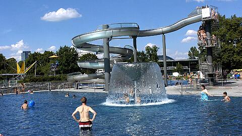 Im Freibad West gibt es viel Abwechslung und die weitläufigsten Liegewiesen.